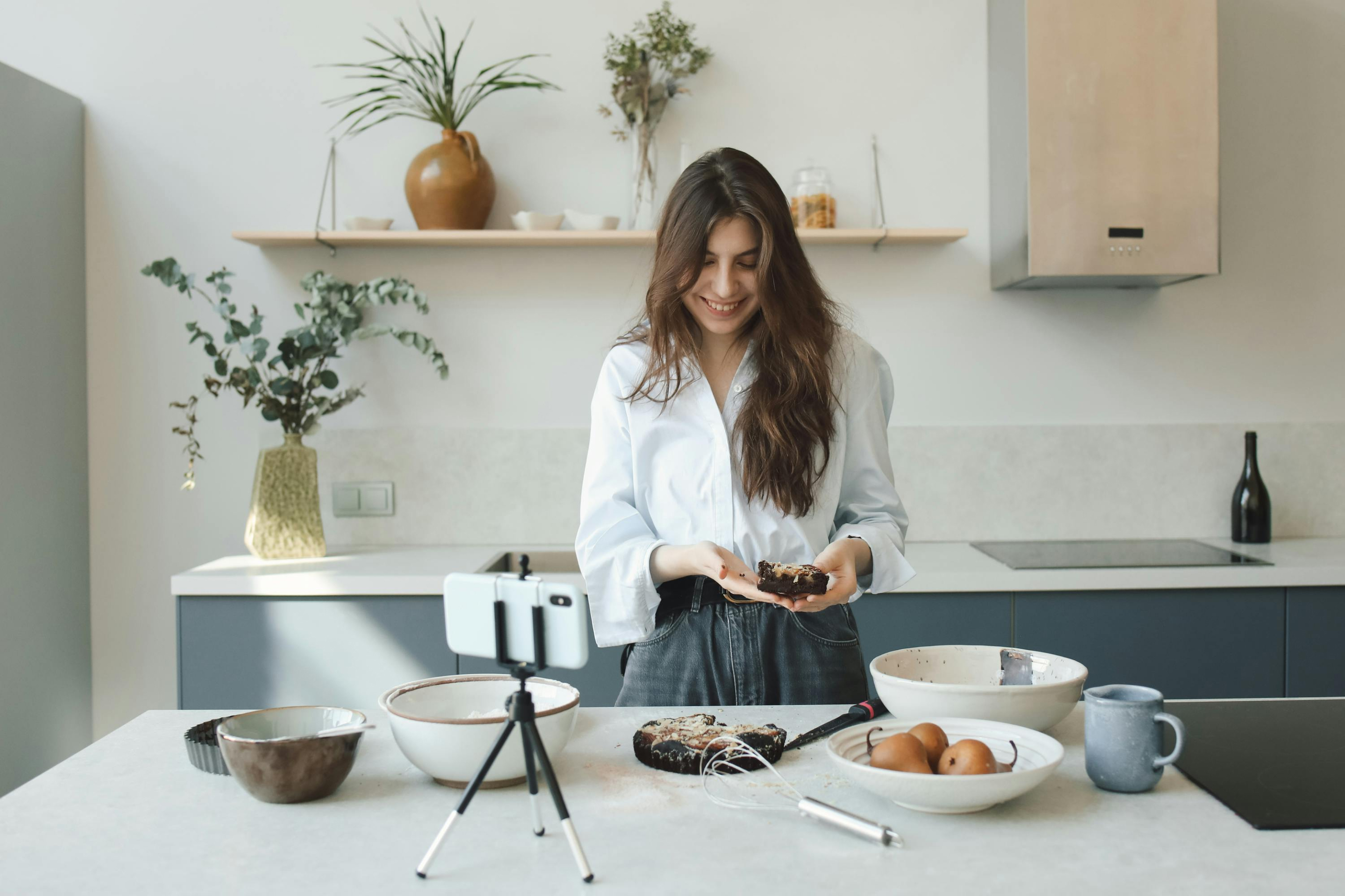Cookly: Woman Cooking in the Kitchen